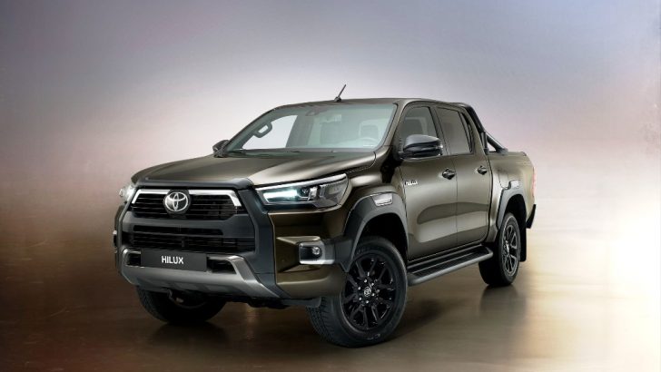 DURDURULAMAZ KİMLİĞİ İLE EFSANELEŞEN TOYOTA HILUX YENİLENDİ