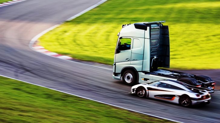 Motorsporlarının ve televizyon dünyasının yıldızı Tiff Needell, Koenigsegg One:1’e Volvo Kamyon’la meydan okuyor