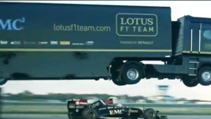 TIR’DAN DÜNYA REKORLUK ATLAYIŞ: 83 METRELİK EMC TIR’I, FORMULA ARACININ ÜSTÜNDEN 26 METRE ATLIYOR!