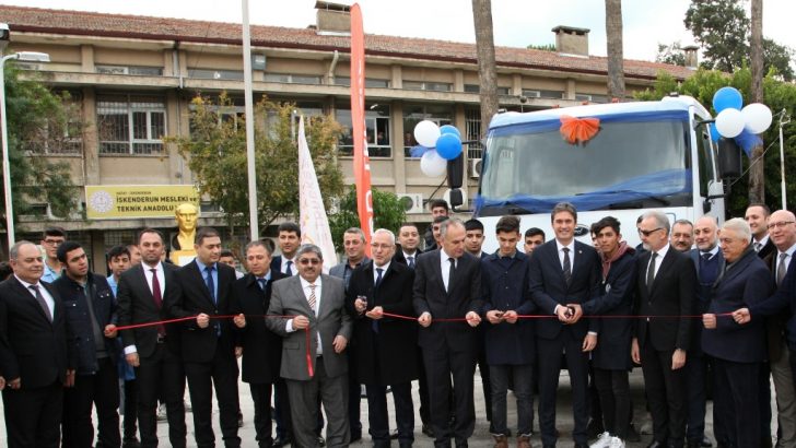 Ford Trucks, İskenderun’da öğrencilerin uygulamalı eğitim yapabilmesi için kamyon hibe etti